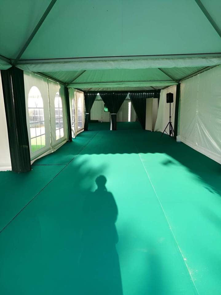 Chapiteau avec moquette verte Île-de-France
