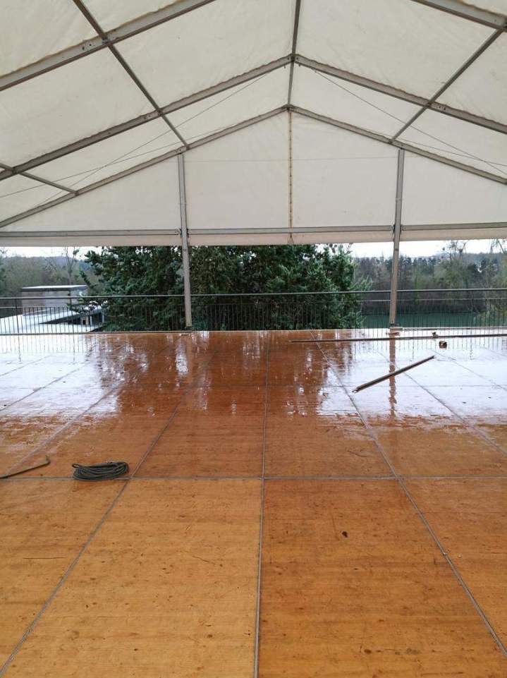 Installation de sols robustes pour vos espaces de réception