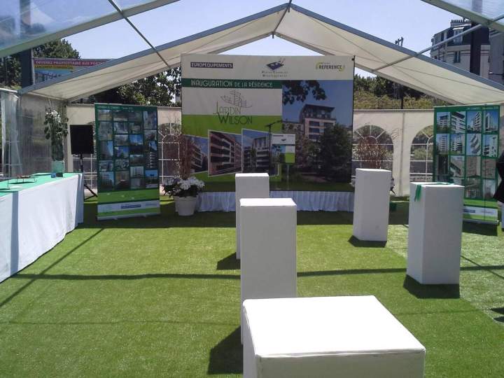 Tente avec mobilier modulaire et scène Île-de-France